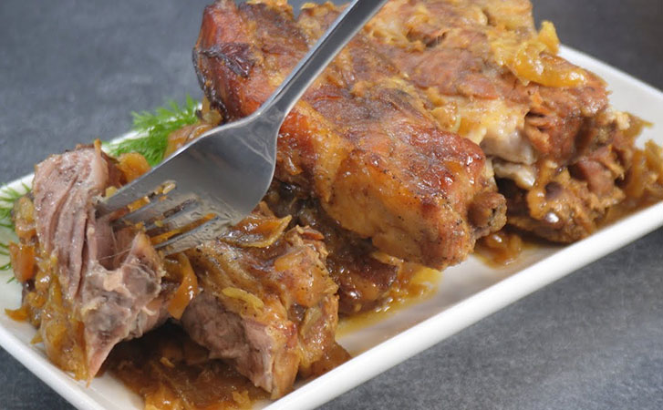 Ужин, который готовится сам: нежнейшее мясо на луковой подушке